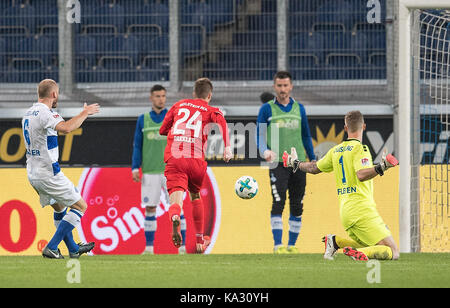 Dominick Drexler (KI) schiesst gegen Gerrit NAUBER l. (DU) und das 1:0 fiel Mark FLEKKEN r. (DU) das Tor zum 0:2, Aktion, Fussball 2. Bundesliga, 8. Spieltag MSV Duisburg (DU)-Holstein Kiel (KI), am 22.09.2017 in Duisburg/Deutschland. | Verwendung weltweit Stockfoto