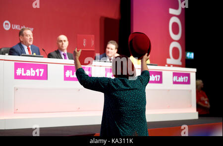 Brighton, Großbritannien. September 2017. Ein Delegierter nähert sich der Plattform der Labour Party-Konferenz während der Brexit-Diskussion im Brighton Centre Today Credit: Simon Dack/Alamy Live News Stockfoto