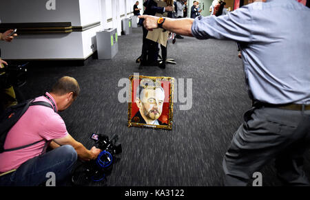 Brighton, uk. 25 Sep, 2017. paul Dawson ein Delegierter aus Bristol West mit einem Porträt von Jeremy corbyn von der Labour Party in Brighton Center heute: Simon dack/alamy leben Nachrichten Stockfoto