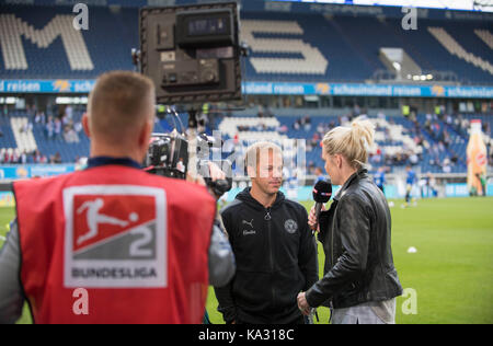 TV-Interview, Sky Sport 2. Liga, Trainer Markus ANFANG (KI) beim Interview Fussball 2. Bundesliga, 8. Spieltag MSV Duisburg (DU)-Holstein Kiel (KI) 1:3, am 22.09.2017 in Duisburg/Deutschland. | Verwendung weltweit Stockfoto