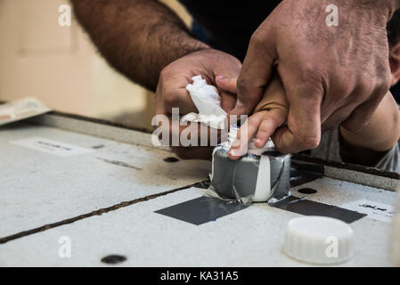 Erbil, Irak. 24 Sep, 2017. Auch Kinder, die Finger mit Tinte in diesem historischen Unabhängigkeitsreferendum Abblendlicht für die irakischen Kurden. Erbil, Kurdistan, 25. September 2017 Credit: Elizabeth Fitt/Alamy leben Nachrichten Stockfoto