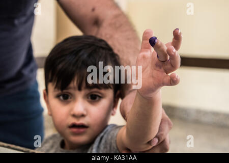 Erbil, Irak. 24 Sep, 2017. Auch Kinder, die Finger mit Tinte in diesem historischen Unabhängigkeitsreferendum Abblendlicht für die irakischen Kurden. Erbil, Kurdistan, 25. September 2017 Credit: Elizabeth Fitt/Alamy leben Nachrichten Stockfoto