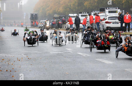 Berlin, Deutschland. 24. September, 2017. Handbike Konkurrenz am 44. BMW Berlin Marathon unter nebligen Wetter. Credit: Dominika Zarzycka/Alamy leben Nachrichten Stockfoto