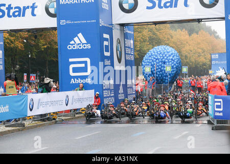 Berlin, Deutschland. 24. September, 2017. Handbike Konkurrenz am 44. BMW Berlin Marathon unter nebligen Wetter. Credit: Dominika Zarzycka/Alamy leben Nachrichten Stockfoto