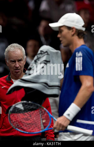 Prag, Tschechische Republik. 23 Sep, 2017. Tschechische Tennisspieler Tomas BERDYCH (rechts, Team Europe) in Aktion während der 7 überein, singles, gegen australische Tennisspielerin Nick Kyrgios (Team Welt) in der ersten Ausgabe des Laver Cup Turnier in Prag, Tschechische Republik, am 23. September 2017. Auf der linken Seite ist John MCENROE, captin von Team Welt gesehen. Quelle: Michal Kamaryt/CTK Photo/Alamy leben Nachrichten Stockfoto