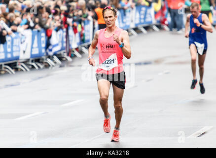 Berlin, Deutschland. 24. September, 2017. Aki Nummela aus Finnland Am 44. BMW Berlin Marathon unter nebligen Wetter. Credit: Dominika Zarzycka/Alamy leben Nachrichten Stockfoto