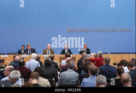 Berlin, Deutschland. 25 Sep, 2017. Der Sprecher der Bundesregierung Alternative für Deutschland (AfD) Partei Jörg Meuthen (2 l), die AfD Kandidaten für die allgemeine Wahl Alexander Gauland (3. R) und Alice Weidel (2. R) Teilnahme an einer Pressekonferenz nach der Wahl in Berlin, Hauptstadt der Bundesrepublik Deutschland, an Sept. 25, 2017. Mit allen Stimmen gezählt, die offiziellen Ergebnisse auf frühen Montag bestätigt, dass Deutschland weit rechts Alternative für Deutschland (AfD) im Bundestag zum ersten Mal gewählt wurde. Credit: Shan Yuqi/Xinhua/Alamy leben Nachrichten Stockfoto