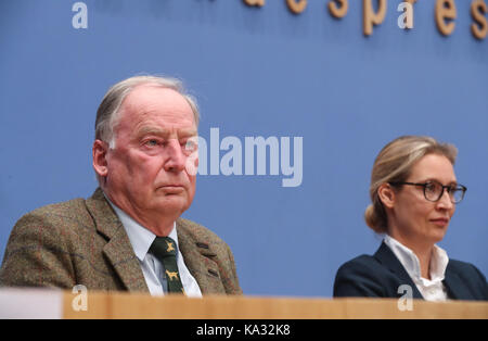 Berlin, Deutschland. 25 Sep, 2017. Kandidaten der Alternative für Deutschland (AfD) Partei für die allgemeine Wahl Alexander Gauland (L) und Alice Weidel eine Pressekonferenz nach der Wahl in Berlin, Hauptstadt der Bundesrepublik Deutschland teilnehmen, Sept. 25, 2017. Mit allen Stimmen gezählt, die offiziellen Ergebnisse auf frühen Montag bestätigt, dass Deutschland weit rechts Alternative für Deutschland (AfD) im Bundestag zum ersten Mal gewählt wurde. Credit: Shan Yuqi/Xinhua/Alamy leben Nachrichten Stockfoto