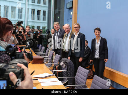 Berlin, Deutschland. 25 Sep, 2017. Vorsitzende der Alternative für Deutschland (AfD) Partei Frauke Petry (1 R), Sprecher der AfD Jörg Meuthen (4. R), Kandidaten für die allgemeine Wahl Alexander Gauland (3. R) und Alice Weidel eine Pressekonferenz teilnehmen Nach den allgemeinen Wahlen in Berlin, Hauptstadt der Bundesrepublik Deutschland, an Sept. 25, 2017. Mit allen Stimmen gezählt, die offiziellen Ergebnisse auf frühen Montag bestätigt, dass Deutschland weit rechts Alternative für Deutschland (AfD) im Bundestag zum ersten Mal gewählt wurde. Credit: Shan Yuqi/Xinhua/Alamy leben Nachrichten Stockfoto