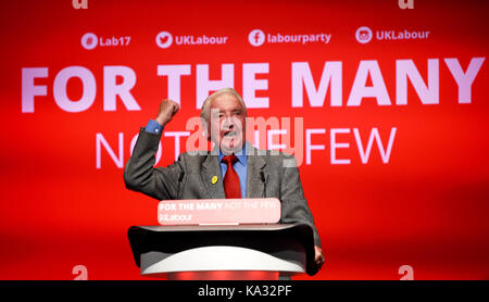 Brighton, UK. 25 Sep, 2017. Dennis Skinner MP Rede auf dem Labour-Parteitag in Brighton Center heute: Simon Dack/Alamy leben Nachrichten Stockfoto