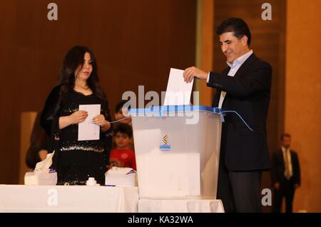 (170925) - erbil, Sept. 25, 2017 (Xinhua) - Premierminister des irakischen Kurdistan Regionalregierung Nechirvan Barzani (R) wirft seine Stimme bei der Volksabstimmung in Erbil, Irak, Sept. 25, 2017. Die irakischen Kurden am Montag ihre Stimme abgegeben in einem Referendum für die Unabhängigkeit der kurdischen Region und die umstrittenen Gebiete, die derzeit unter der De-facto-kurdischen Control bestimmen. (Xinhua / Khalil Dawood) (zjl) Stockfoto