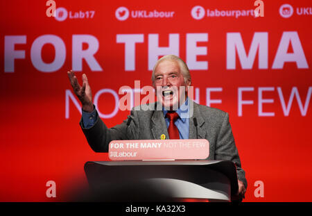 Brighton, UK. 25 Sep, 2017. Dennis Skinner MP Rede auf dem Labour-Parteitag in Brighton Center heute: Simon Dack/Alamy leben Nachrichten Stockfoto