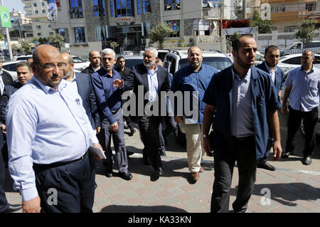 Gaza, Gaza, Palästina. 25 Sep, 2017. Der älteren politischen Führer Ismail Haniyeh und Yahya Sinwar der neue Führer der islamistischen Bewegung Hamas im Gazastreifen ein Treffen mit den Führern der Palästinensischen Gruppierungen in Gaza Stadt Credit teilnehmen: Mahmoud Issa/Quds Net News/ZUMA Draht/Alamy leben Nachrichten Stockfoto