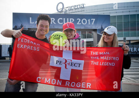 Prag, Tschechische Republik. 23 Sep, 2017. Fans von Roger Federer in der Prager O2-Arena sind in der ersten Ausgabe des Laver Cup Turnier in Prag, Tschechische Republik, am 23. September 2017. Quelle: Vit Simanek/CTK Photo/Alamy leben Nachrichten Stockfoto