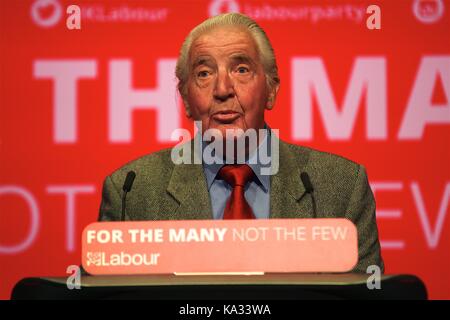 Brighton, UK. 25 Sep, 2017. Dennis Skinner gibt seine Rede auf der Konferenz der Labour Party 2017, bekannt als das Biest von Bolsover Dennis ist ein beliebtes Mitglied der Labour Party auf der Konferenz. Quelle: Rupert Rivett/Alamy leben Nachrichten Stockfoto