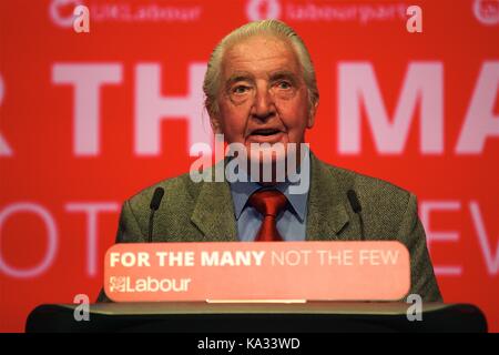 Brighton, UK. 25 Sep, 2017. Dennis Skinner gibt seine Rede auf der Konferenz der Labour Party 2017, bekannt als das Biest von Bolsover Dennis ist ein beliebtes Mitglied der Labour Party auf der Konferenz. Quelle: Rupert Rivett/Alamy leben Nachrichten Stockfoto