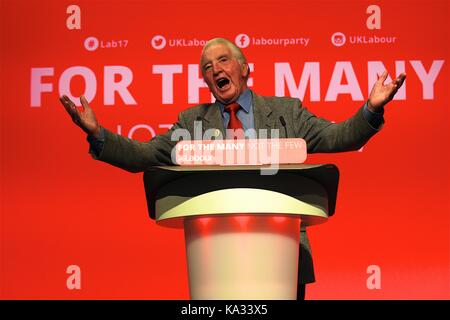 Brighton, UK. 25 Sep, 2017. Dennis Skinner gibt seine Rede auf der Konferenz der Labour Party 2017, bekannt als das Biest von Bolsover Dennis ist ein beliebtes Mitglied der Labour Party auf der Konferenz. Quelle: Rupert Rivett/Alamy leben Nachrichten Stockfoto