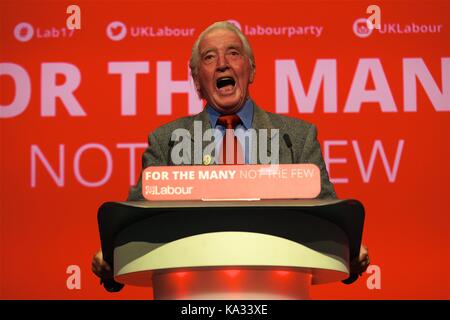 Brighton, UK. 25 Sep, 2017. Dennis Skinner gibt seine Rede auf der Konferenz der Labour Party 2017, bekannt als das Biest von Bolsover Dennis ist ein beliebtes Mitglied der Labour Party auf der Konferenz. Quelle: Rupert Rivett/Alamy leben Nachrichten Stockfoto