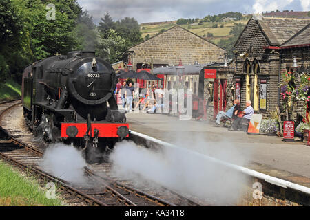 WD Sparmaßnahmen 2-8-0 90733 Dampflokomotive Oxenhope Station auf Keighley & Worth Valley Railway Stockfoto