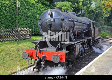 WD Sparmaßnahmen 2-8-0 90733 Dampflokomotive Oxenhope Station auf Keighley & Worth Valley Railway Stockfoto