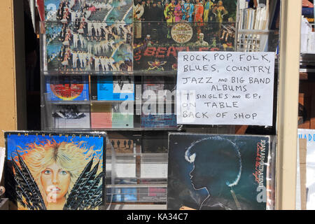 Shop Fenster mit alten Schallplatten Stockfoto