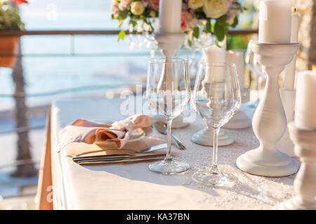 Tisch mit Blumen geschmückt Stockfoto