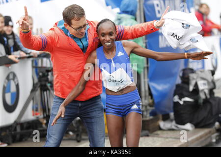 Berlin, Deutschland. September 2017. Gladys Cherono aus Kenia gewann die Frauen. Gladys Cherono lief 2:20:23 Stunden. Eliud Kipchoge lief die 42.195 Kilometer in 2:03:34 Stunden. Quelle: Simone Kuhlmey/Pacific Press/Alamy Live News Stockfoto