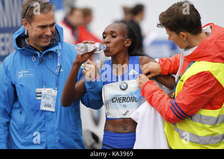 Berlin, Deutschland. September 2017. Gladys Cherono aus Kenia gewann die Frauen. Gladys Cherono lief 2:20:23 Stunden. Eliud Kipchoge lief die 42.195 Kilometer in 2:03:34 Stunden. Quelle: Simone Kuhlmey/Pacific Press/Alamy Live News Stockfoto