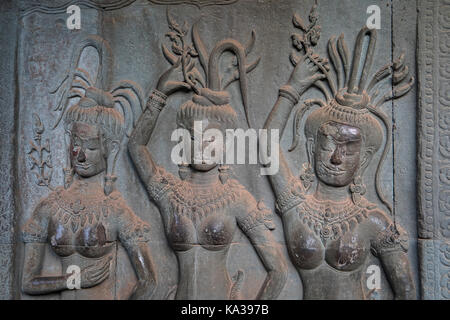 Apsara Skulpturen in Flachrelief auf der Wand, in Angkor Wat, Siem Reap, Kambodscha Stockfoto