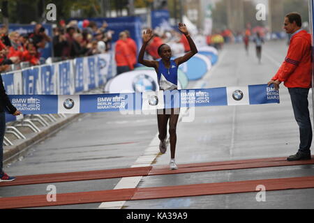 Berlin, Deutschland. September 2017. Gladys Cherono aus Kenia gewann die Frauen. Gladys Cherono lief 2:20:23 Stunden. Eliud Kipchoge lief die 42.195 Kilometer in 2:03:34 Stunden. Quelle: Simone Kuhlmey/Pacific Press/Alamy Live News Stockfoto