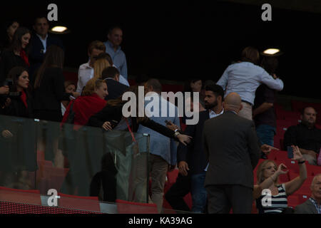 Madrid, Spanien. 23 Sep, 2017. Diego Costa (Atletico de Madrid Täter) (R). Quelle: Jorge Gonzalez/Pacific Press/Alamy leben Nachrichten Stockfoto