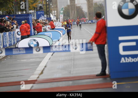 Berlin, Deutschland. September 2017. Gladys Cherono aus Kenia gewann die Frauen. Gladys Cherono lief 2:20:23 Stunden. Eliud Kipchoge lief die 42.195 Kilometer in 2:03:34 Stunden. Quelle: Simone Kuhlmey/Pacific Press/Alamy Live News Stockfoto