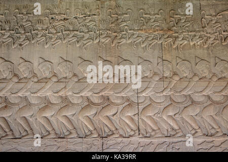 Bas Relief an der Wand, das Aufwühlen des Ozeans der Milch, in Angkor Wat, Siem Reap, Kambodscha Stockfoto