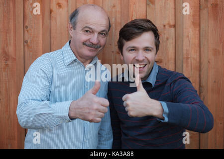 Zwei glückliche Männer Daumen hoch geben. Stockfoto