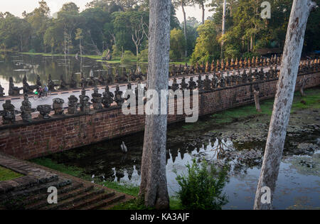 Radfahren, Brücke und Graben von South Gate, in Angkor Thom, Siem Reap, Kambodscha Stockfoto