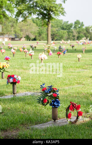 Grabstätte Blumenschmuck zu Ehren der Toten am Memorial Day in einem Friedhof in Wichita, Kansas, USA. Stockfoto