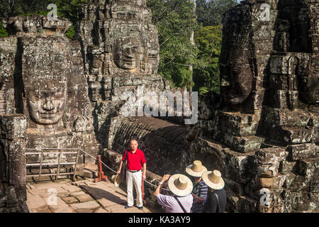 Touristen, in Bayon Tempel, Angkor Thom, Angkor, Siem Reap, Kambodscha Stockfoto