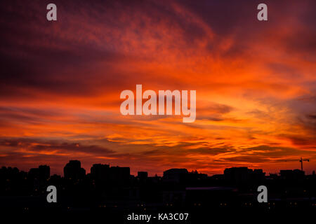 Spektakulären Sonnenuntergang über Belgrad. Orange Wolken mit Stadt Silhouette am Horizont Stockfoto