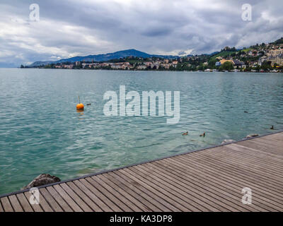 Ufer des Genfer See in Montreux, Schweizer Riviera. Alpen Bergen im Hintergrund, in der Schweiz, in Europa. Stockfoto