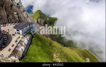 Luzern, Schweiz - Juni 27, 2012: Pilatus Bahnhof Ansicht mit natürlichen Schweizer Alpen von Pilatus Peak gesehen markiert. Atemberaubende Aussicht auf Stockfoto