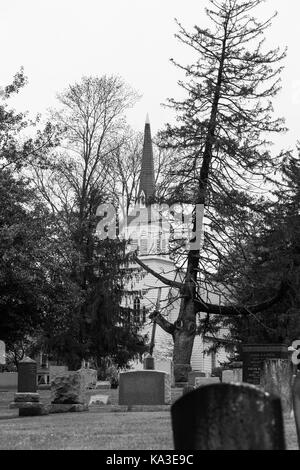 KINGSTON, NEW JERSEY - 26. April 2017: alte Grabsteine Gräber markieren In diesem historischen Friedhof in Middlesex County Stockfoto