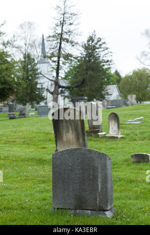 KINGSTON, NEW JERSEY - 26. April 2017: alte Grabsteine Gräber markieren In diesem historischen Friedhof in Middlesex County Stockfoto