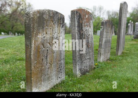 KINGSTON, NEW JERSEY - 26. April 2017: alte Grabsteine Gräber markieren In diesem historischen Friedhof in Middlesex County Stockfoto