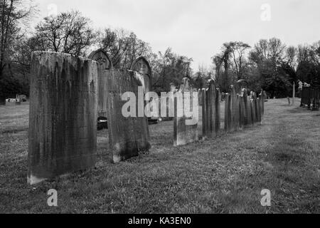 KINGSTON, NEW JERSEY - 26. April 2017: alte Grabsteine Gräber markieren In diesem historischen Friedhof in Middlesex County Stockfoto