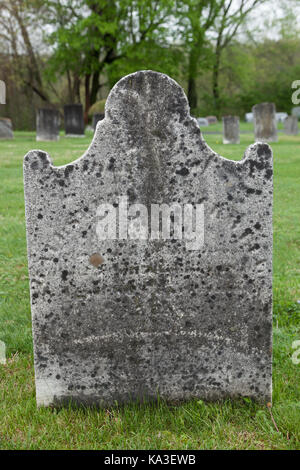 KINGSTON, NEW JERSEY - 26. April 2017: alte Grabsteine Gräber markieren In diesem historischen Friedhof in Middlesex County Stockfoto