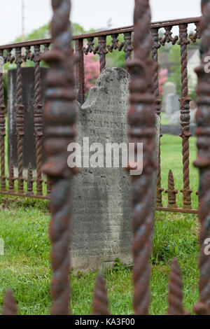 KINGSTON, NEW JERSEY - 26. April 2017: alte Grabsteine Gräber markieren In diesem historischen Friedhof in Middlesex County Stockfoto