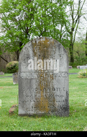 KINGSTON, NEW JERSEY - 26. April 2017: alte Grabsteine Gräber markieren In diesem historischen Friedhof in Middlesex County Stockfoto