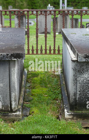 KINGSTON, NEW JERSEY - 26. April 2017: alte Grabsteine Gräber markieren In diesem historischen Friedhof in Middlesex County Stockfoto