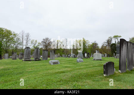 KINGSTON, NEW JERSEY - 26. April 2017: alte Grabsteine Gräber markieren In diesem historischen Friedhof in Middlesex County Stockfoto