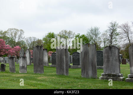 KINGSTON, NEW JERSEY - 26. April 2017: alte Grabsteine Gräber markieren In diesem historischen Friedhof in Middlesex County Stockfoto